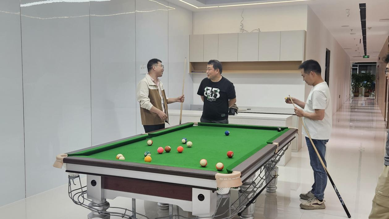 工作之余，來(lái)一局桌球可好？