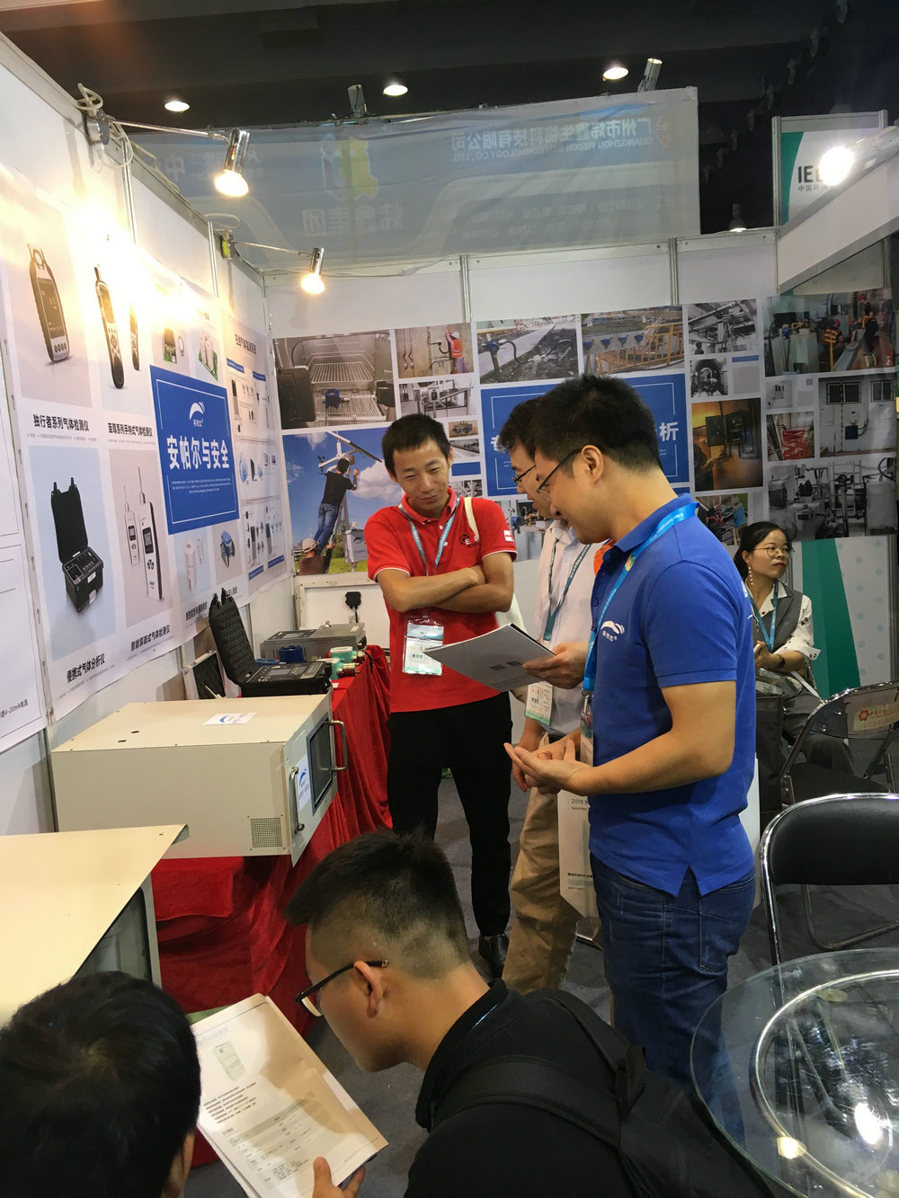 工程師為客戶做產(chǎn)品講解，客戶露出了滿意的微笑